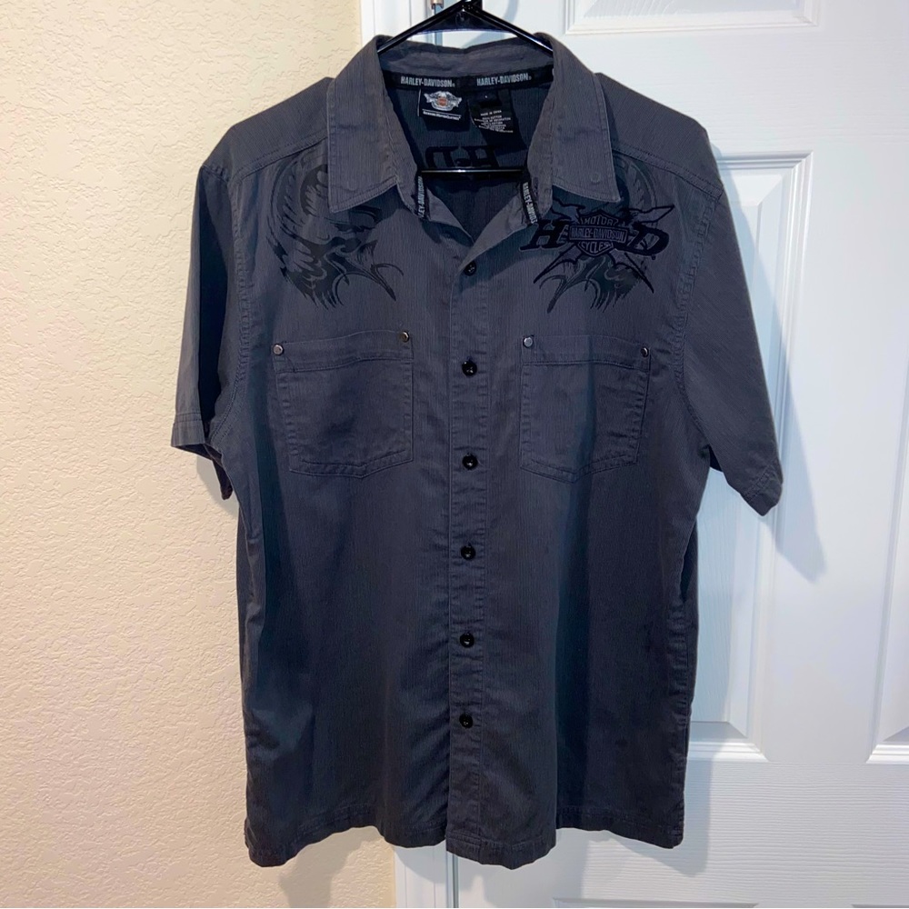 Harley Davidson button up shirt. Size: Large